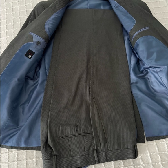 Classic Gray Men's Suit 40S - Picture 5 of 8